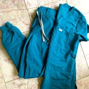 Pacific Blue Figs Scrubs Set